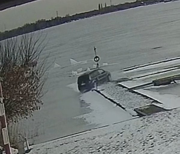 Jeździł autem po lodzie. Zniszczył pomost należący do LWOPR-u [WIDEO]