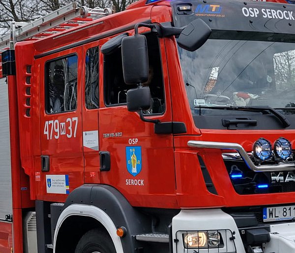 Serock: Na prywatnej posesji zapaliła się ciężarówka. Pożar pomagali gasić...