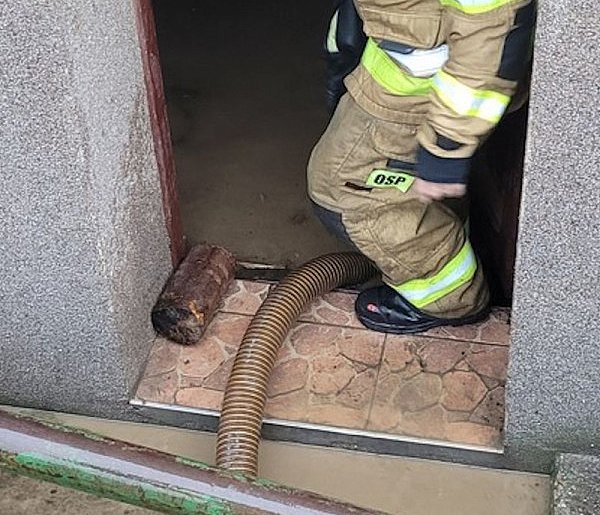 Zalana piwnica w Stasim Lesie. Woda sięgała metra wysokości