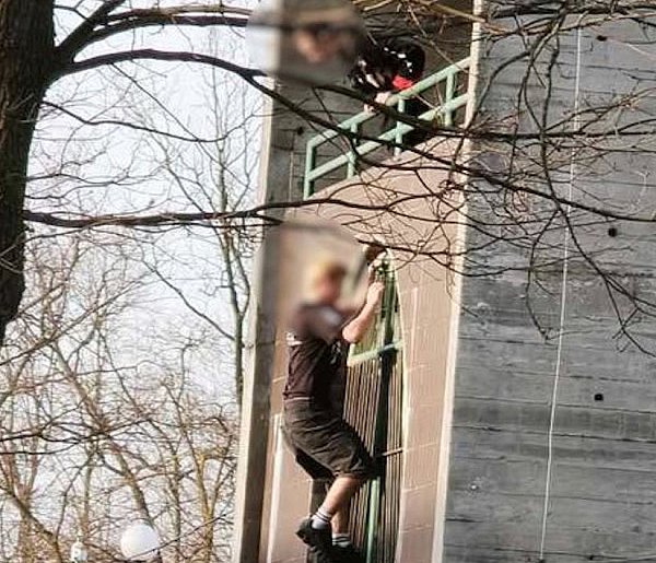 Legionowo: Wspięli się na stadionową wieżę. Uciekli przed przybyciem służb