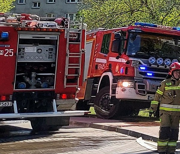 Legionowo: Pożar w bloku przy Hubala. Paliły się rzeczy na balkonie