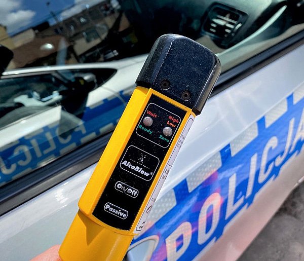 Jabłonna: Pijany kierowca zajechał do sklepu po alkohol. Wezwali policję