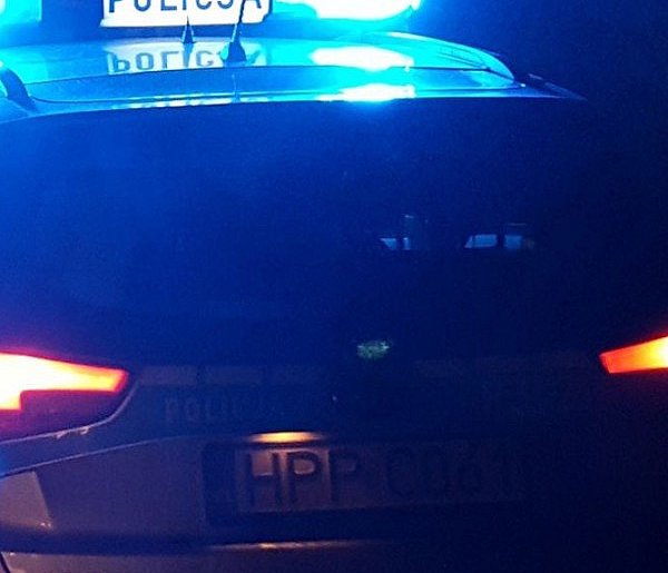 Serock: Kolizja na DK61. Renault w rowie, kierowca pijany