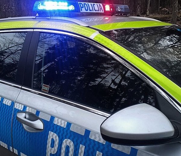 Groźne zdarzenie w Łajskach. Kierowca zakleszczony w aucie