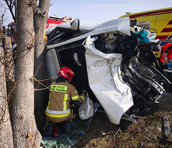 Groźne zdarzenie w Łajskach. Kierowca zakleszczony w aucie