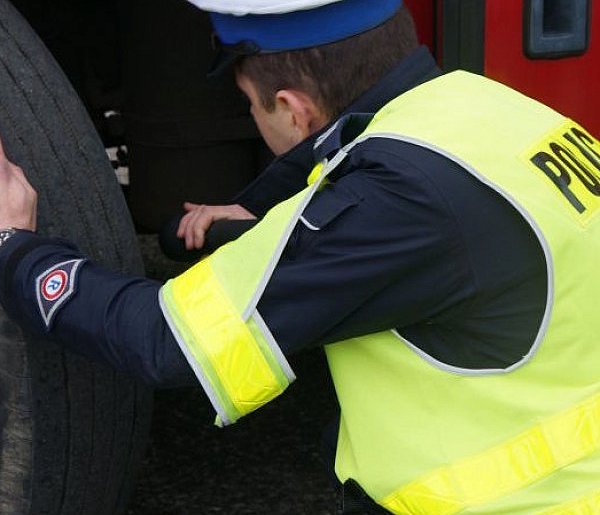 Uszkodzony autokar miał zawieźć dzieci na wycieczkę. Surowy mandat dla...