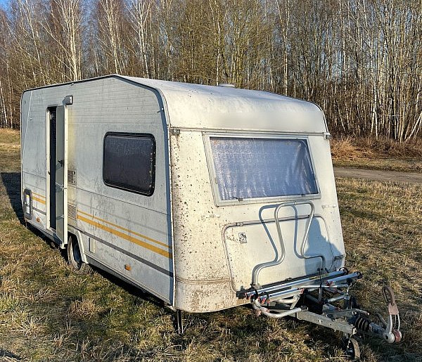 Tragiczne odkrycie w przyczepie kempingowej. W środku znaleziono ciało 43-latka