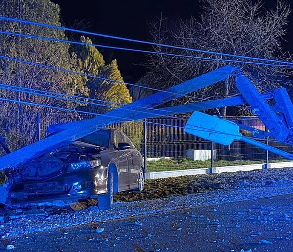 Stanisławowo: Pijany 17-latek zakończył jazdę na słupie. Nie miał prawa jazdy