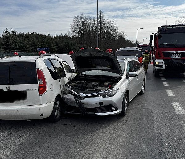 Zderzenie dwóch aut na DW630 w Rajszewie. Pięć osób w pojazdach