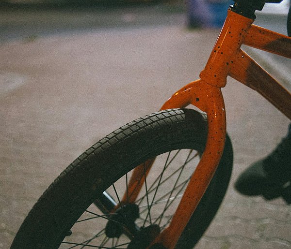 Pechowy finał rowerowej przejażdżki w Chotomowie. Interweniowała straż