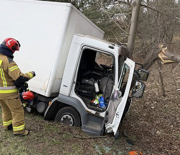 Kolizja w Nieporęcie. Na DW631 ciężarówka uderzyła w drzewa