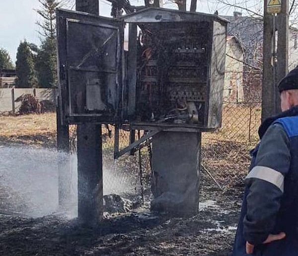 Pożar transformatora w Białobrzegach. Akcja strażaków w jednostce wojskowej