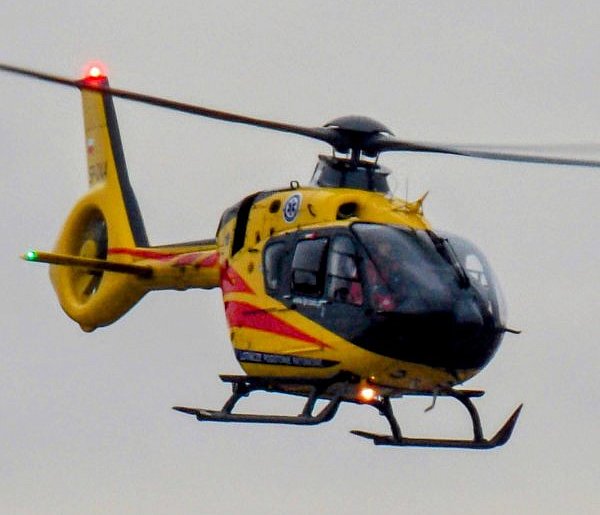 14-latka spadła z hulajnogi – jechała bez kasku.  W poważnym stanie trafiła...