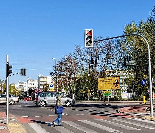 Kolizja w Legionowie. 27-latek staranował słup i odjechał – był pijany
