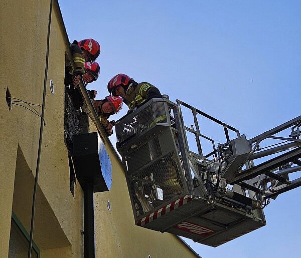 Józefów: Zapaliła się elewacja szkoły. Ewakuowano blisko 300 uczniów
