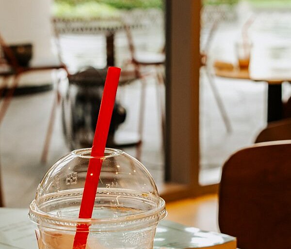 Plastikowe słomki wciąż w użyciu. Wykorzystują lukę w przepisach