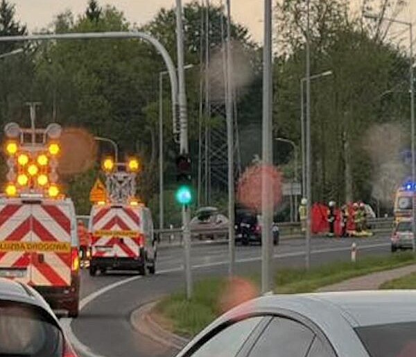 Motocyklista zginął po uderzeniu w bariery. Tragiczny wypadek na DK61