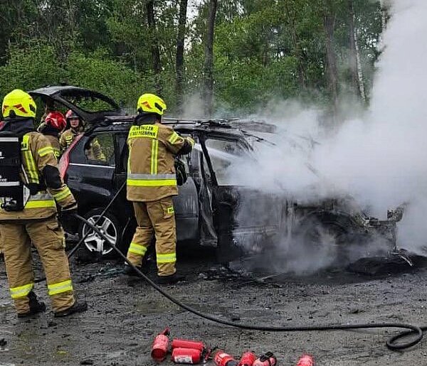 Wieliszew: Na przebudowywanej DK61 auto stanęło w ogniu