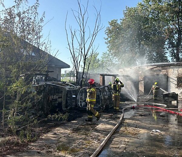 Legionowo: Słup czarnego dymu nad miastem. Ogień strawił garaże i dwa samochody