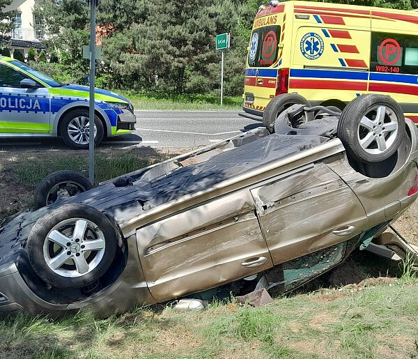 Gmina Serock: Wymuszenie pierwszeństwa na DK62. Mercedes dachował w rowie