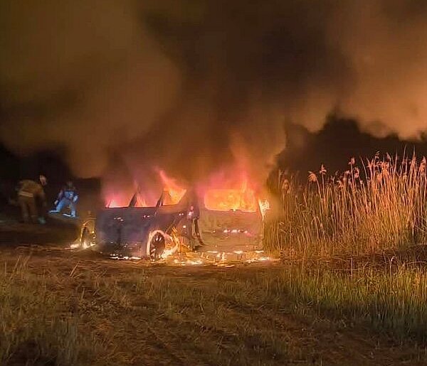 Pożar samochodu w Górze. Ogień przeniósł się na pobliskie zarośla