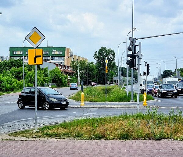 Jabłonna: Zderzenie czterech aut przy Lidlu. Jedna osoba trafiła do szpitala