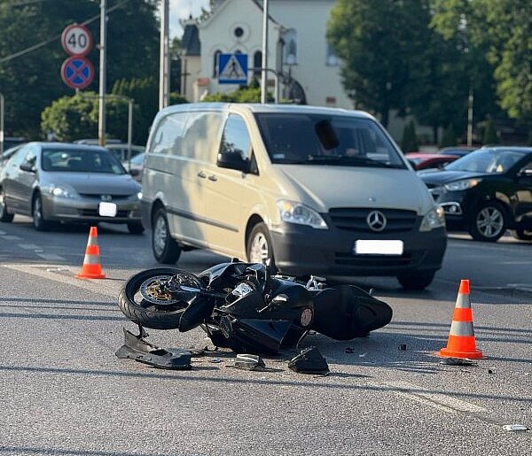 Chotomów: Kolizja osobówki i motocykla na Partyzantów