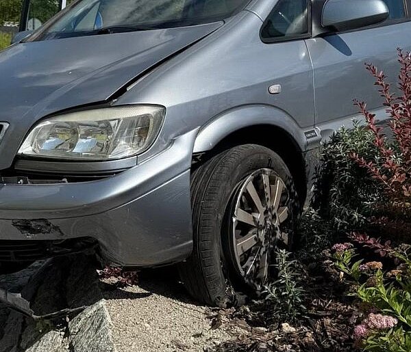 Chotomów: Opel zawisł na rondzie. Kierowca miał ponad 2,5 promila