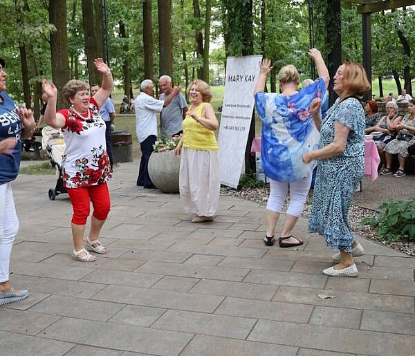 „Gorączka sobotniej nocy” w Legionowie. Pierwsza potańcówka w Parku Zdrowia...