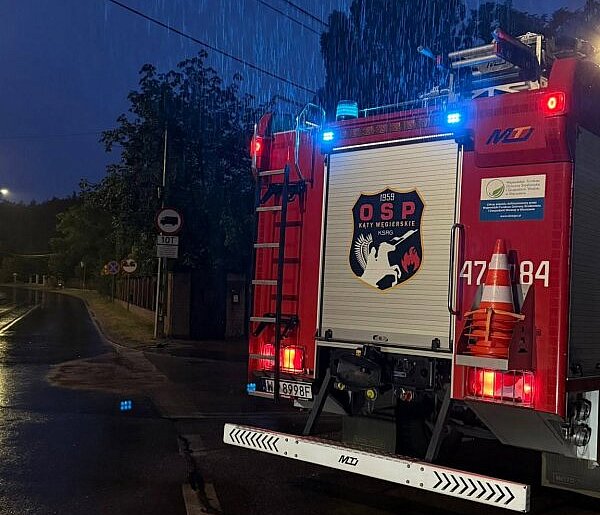 Ścieki zalały dom jednorodzinny. Nocna interwencja strażaków w Michałowie-Grabinie