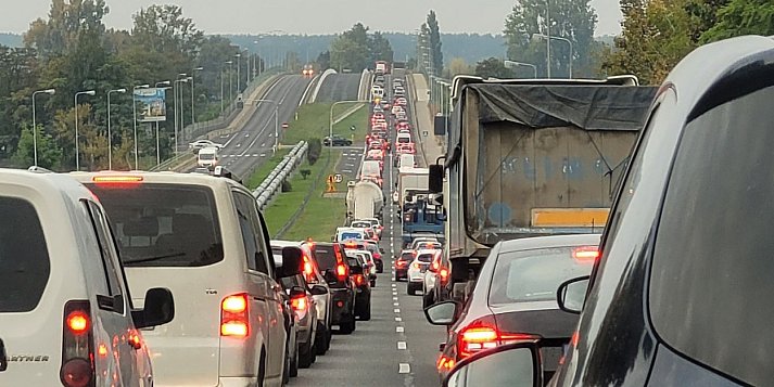 „To dramat. Ludzie tracą nerwy i godność” – mieszkańcy mają dość chaosu na DK61