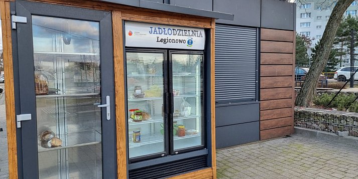 Przypominamy o jadłodzielni w Legionowie. Lodówki stoją na „Moim Rynku”