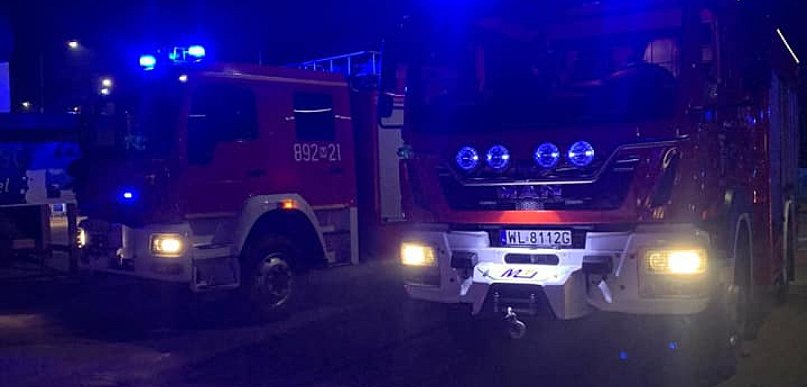 Pożar samochodu w Nieporęcie. Ogień pojawił się w desce rozdzielczej