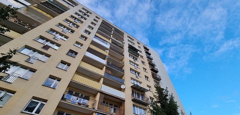 Legionowo: W bloku przy Sowińskiego woda zalewała skrzynkę elektryczną