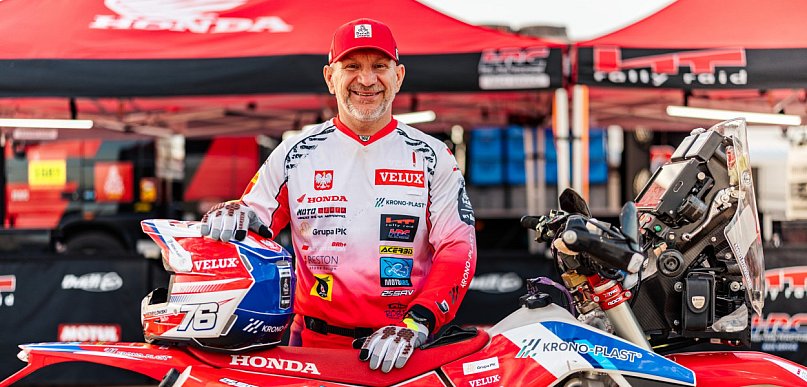 Robert Przybyłowski na mecie Rajdu Dakar 2026. Motocyklista z powiatu...