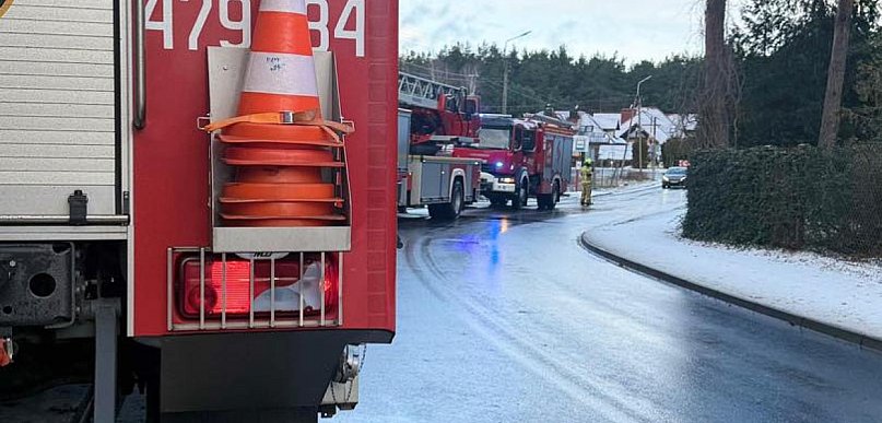Pożar w Józefowie. Paliły się materiały wykończeniowe składowane w budynku
