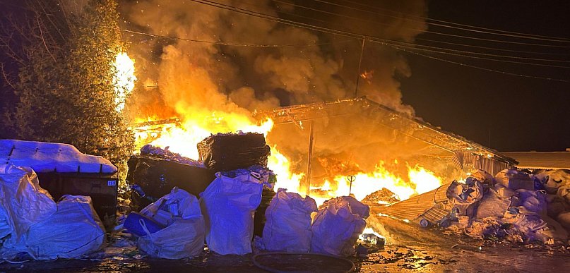 Region: Duży pożar hali z odpadami. Gasiło go blisko 100 strażaków