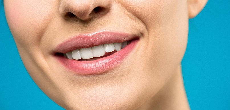 Stomatologia mikroskopowa a tradycyjne metody leczenia – kluczowe różnice