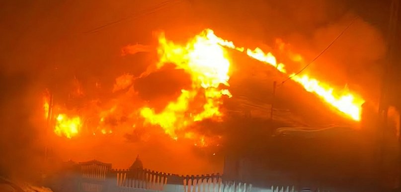 Groźny pożar w Krubinie. Spłonął dom, jedna osoba z poparzeniami...