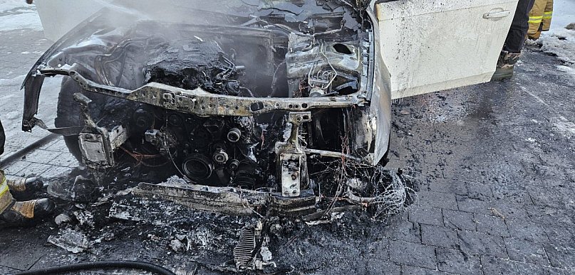 Spięcie przy ładowaniu akumulatora wywołało pożar auta. Ogień zagrażał budyn...