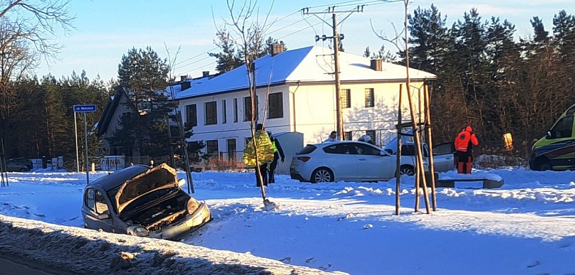 Rajszew: Kolizja na Modlińskiej. Jedno auto w przydrożnym rowie