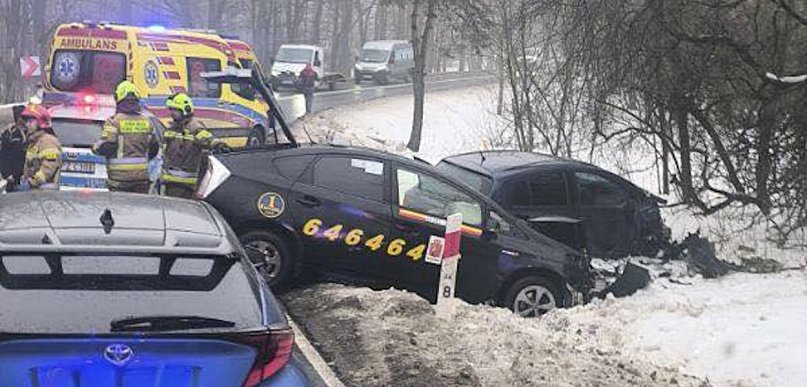 Kolizja na DW632 w Stanisławowie Pierwszym. Dwie osoby przewiezione do szpitali