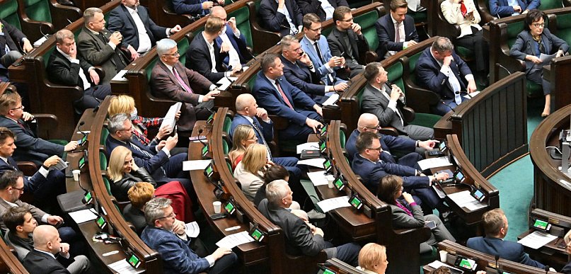 Większe uposażenia i wyższe dodatki. Seria podwyżek dla posłów