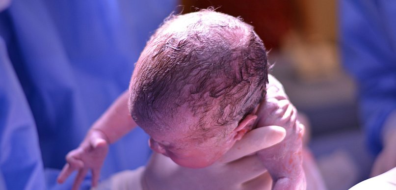 Rząd chce zmian w porodówkach. "Minimum dwa porody dziennie"