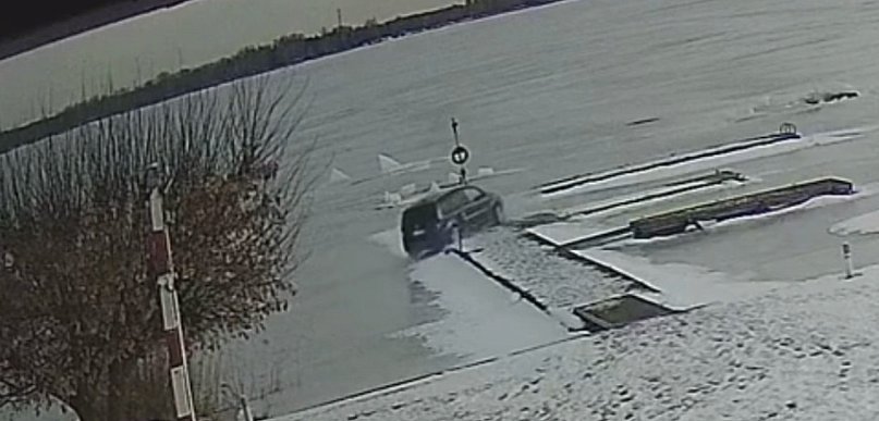 Jeździł autem po lodzie. Zniszczył pomost należący do LWOPR-u [WIDEO]