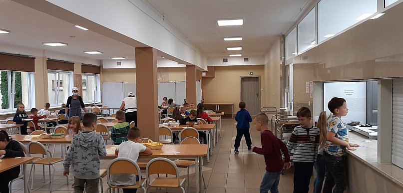 Kawa zostaje, więcej dań bez mięsa. Zmiany w szkolnych stołówkach