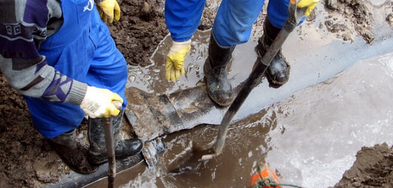 Legionowo: Przy Husarskiej pękła rura wodociągowa. Woda uszkodziła chodnik