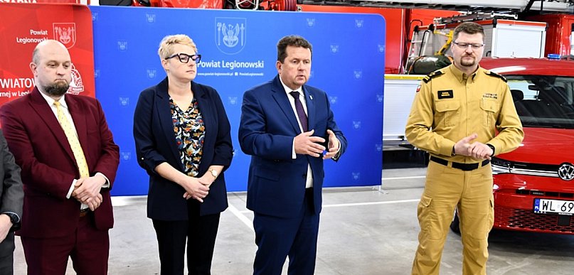 Legionowo: Strażacy dostali nowy samochód i sprzęt. Pomoże w akcjach