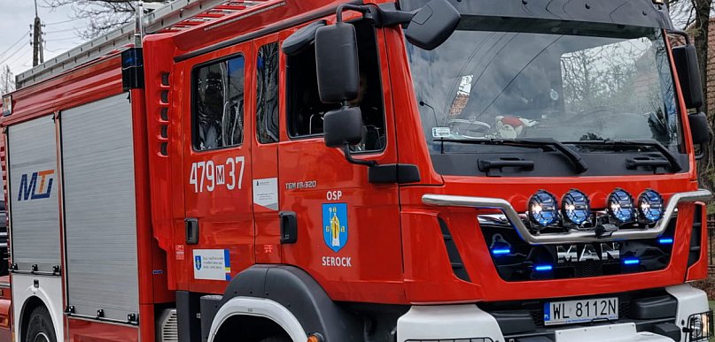 Serock: Na prywatnej posesji zapaliła się ciężarówka. Pożar pomagali gasić...