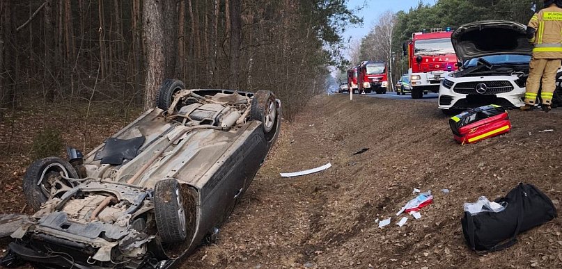 Wólka Radzymińska: Kolizja na DW631. Honda dachowała w rowie